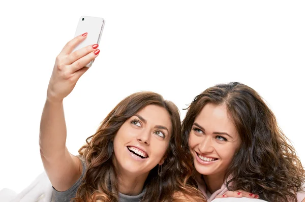 Chicas sonrientes haciendo selfie en casa — Foto de Stock