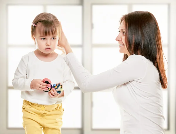 Mamma gör hennes dotter s hår — Stockfoto