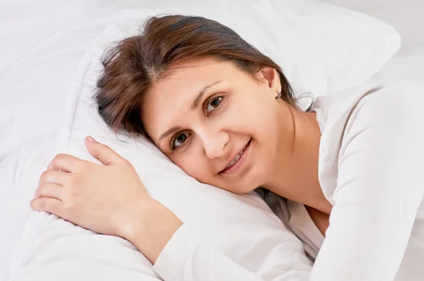 Frau im Bett — Stockfoto