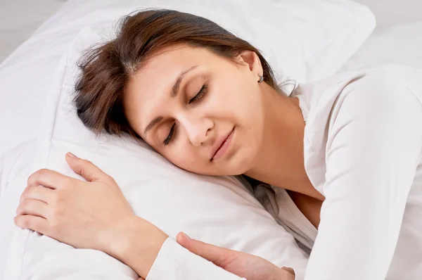 Schlafende Frau im Bett — Stockfoto