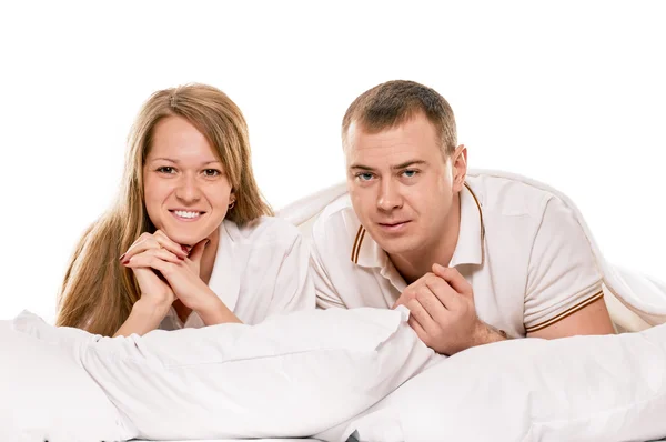 Casal deitado na cama sorrindo — Fotografia de Stock