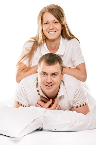 笑みを浮かべてベッドで横になっているカップル — ストック写真