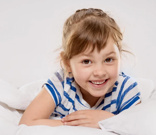 Bambina nel letto — Foto Stock