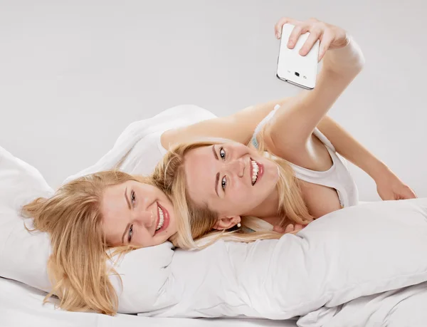 Chicas sonrientes haciendo selfie en casa — Foto de Stock