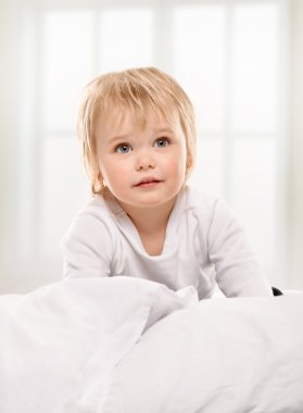 küçük kız yatakta