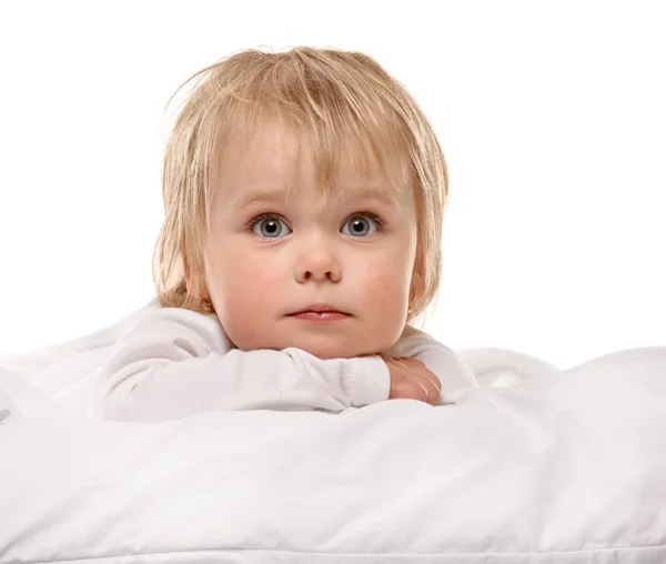 Маленька дівчинка в ліжку — стокове фото