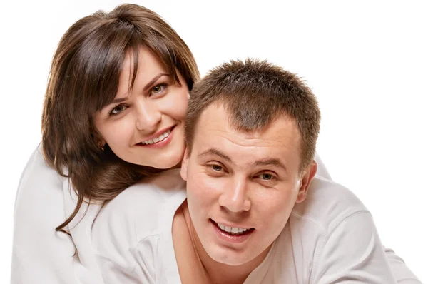 Pareja acostada en la cama sonriendo —  Fotos de Stock