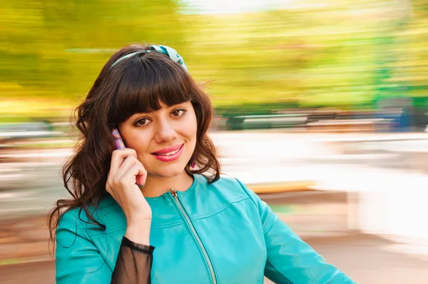 Hablando con el teléfono —  Fotos de Stock