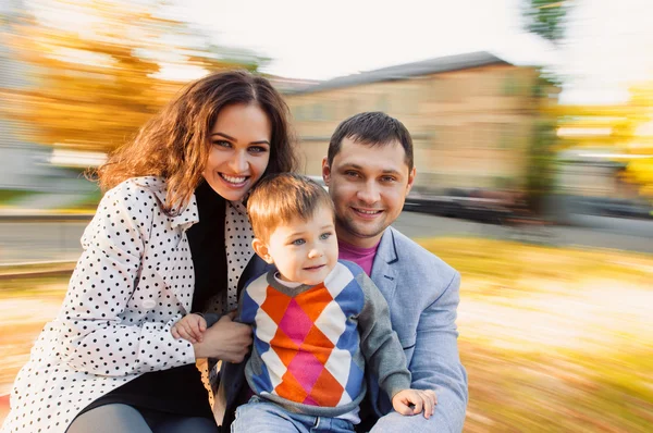 Família retrato em carrossel — Fotografia de Stock