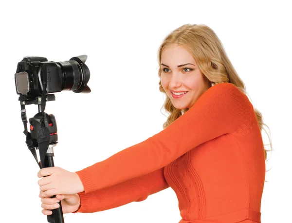 Vacker ung kvinna tar en selfie bild med photocamera — Stockfoto