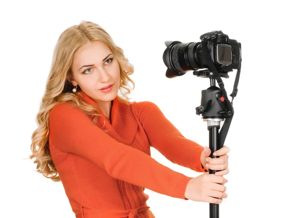 Красивая молодая женщина делает селфи с фотокамерой — стоковое фото