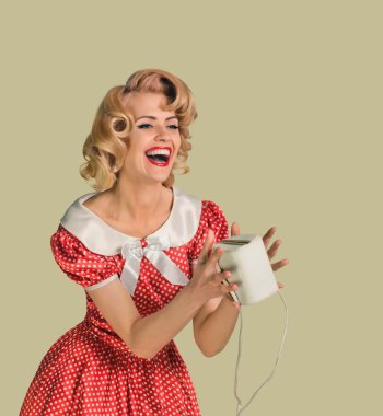 Pinup kadın ve çanta