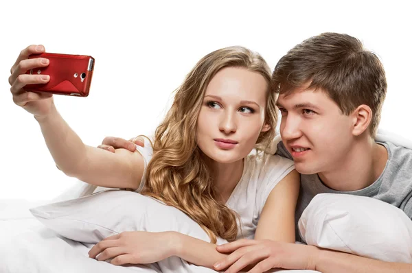 Lyckliga par med smartphone med selfie — Stockfoto