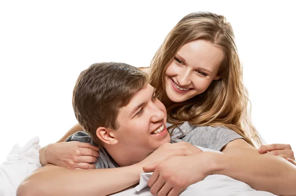 Casal deitado na cama sorrindo — Fotografia de Stock