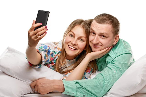 Lyckliga par med smartphone med selfie — Stockfoto