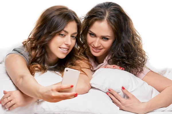 Usmívající se dívky selfie doma — Stock fotografie