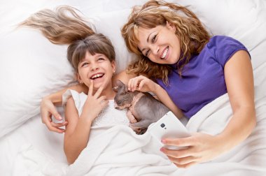 selfie anne kız ve kedi