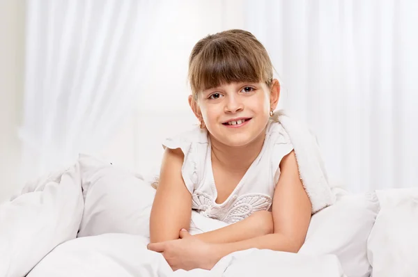 Bambina nel letto — Foto Stock