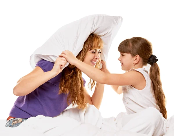 Mutlu anne ve kız yastık savaşı yapıyorlar. — Stok fotoğraf