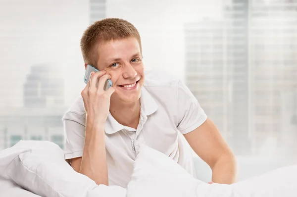 Chatten op mobiele Glimlachende man — Stockfoto