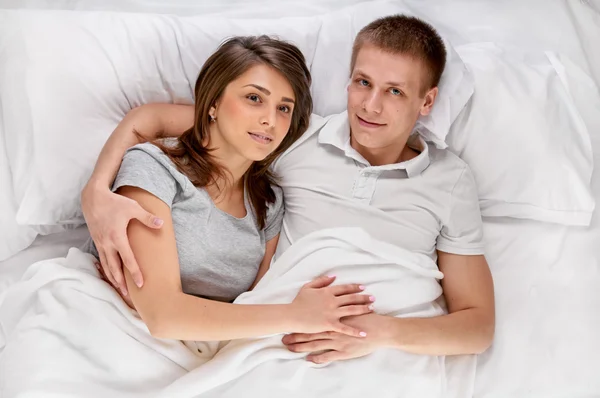 Paar liggend in bed — Stockfoto