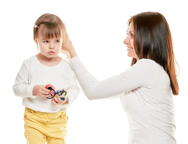 Mamma gör hennes dotter s hår — Stockfoto