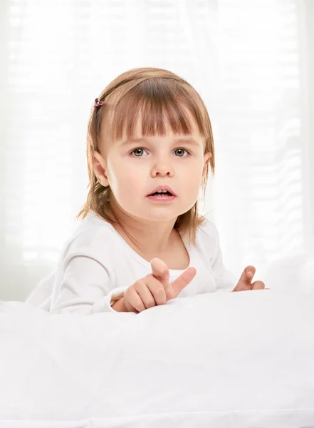 Klein meisje in het bed — Stockfoto