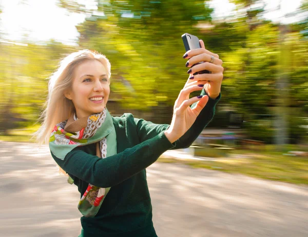 Femme selfie automne — Photo