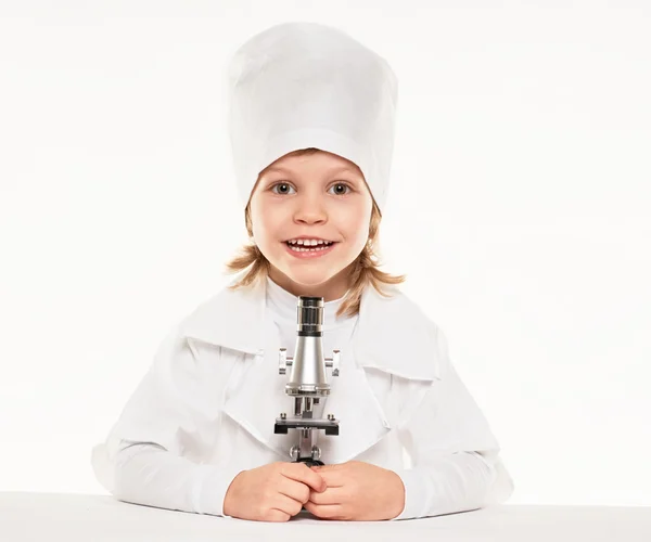Mikroskopet pojke. lilla vetenskapsman — Stockfoto