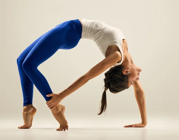 Fare yoga donna — Foto Stock
