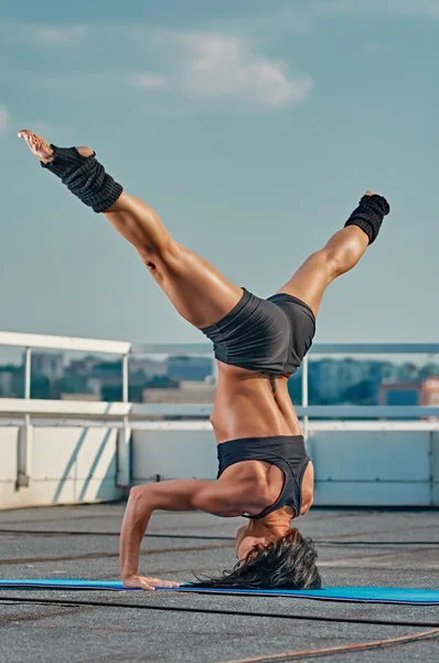 Femme faisant du yoga tête baissée — Photo