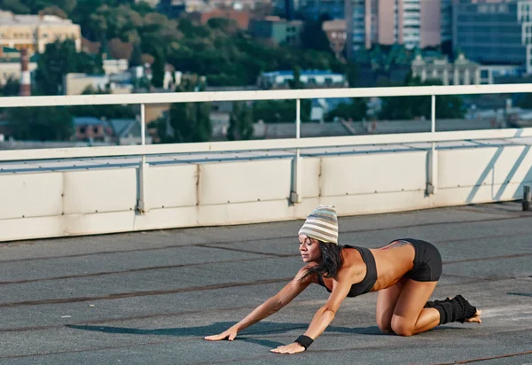 Fitness kvinna stretching city — Stockfoto