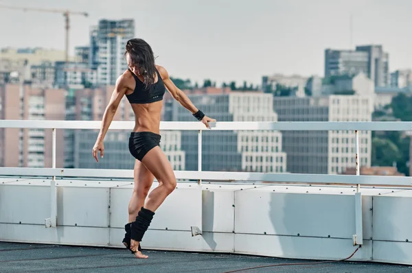 Fitness mujer estiramiento casa-top — Foto de Stock