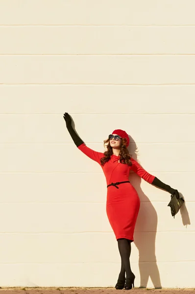 Mulher em vestido vermelho com sombra na parede — Fotografia de Stock
