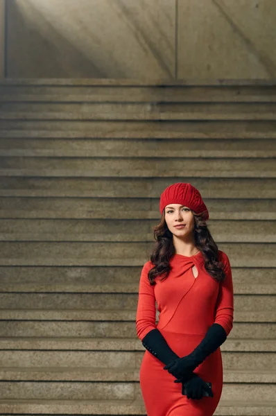 Retrato mujer en escaleras —  Fotos de Stock