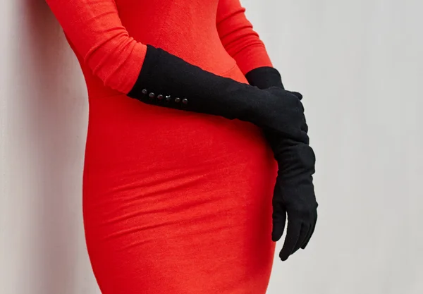 Teil der Frau in rotem Kleid und Handschuhen — Stockfoto