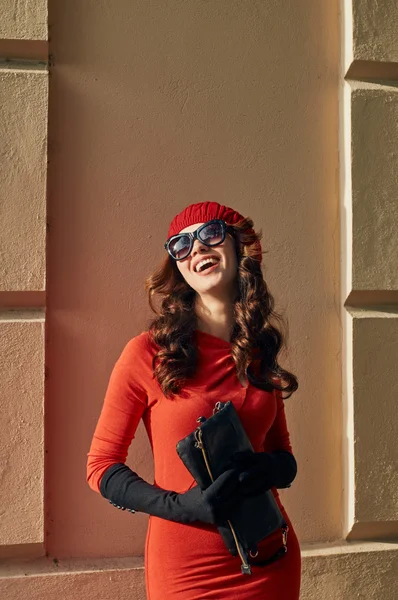 Sonriente mujer joven elegante —  Fotos de Stock