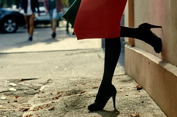 Femme sexy portant des chaussures à talons hauts noirs en ville — Photo