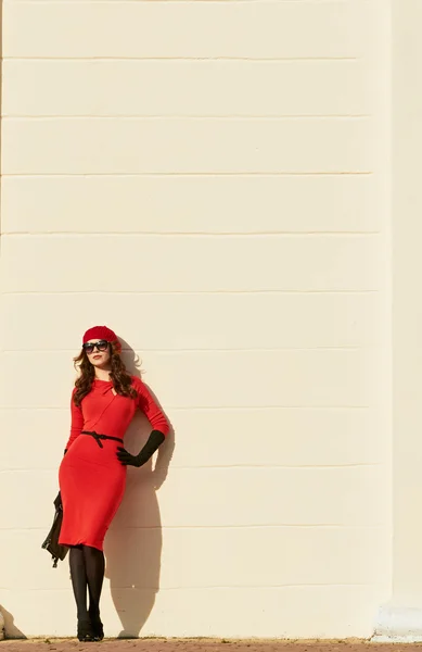 穿着红衣服的年轻快乐女人 — 图库照片