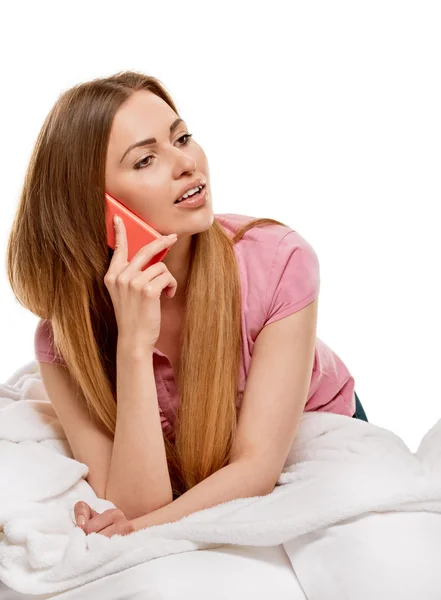 Mooie vrouw chatten op mobiele glimlachen — Stockfoto