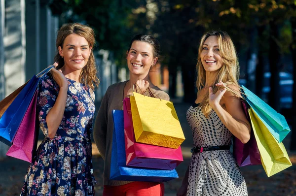 Gelukkig vrouwen met shopping tassen — Stockfoto