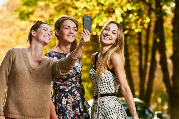 Filles amis faire selfie — Photo