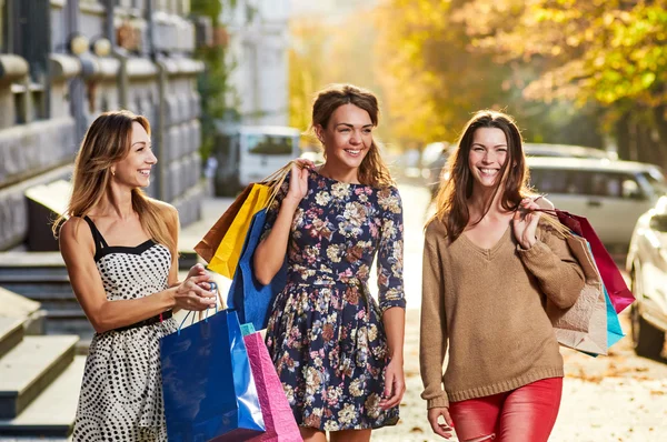 4 人の女性。ショッピングのフリータイム — ストック写真
