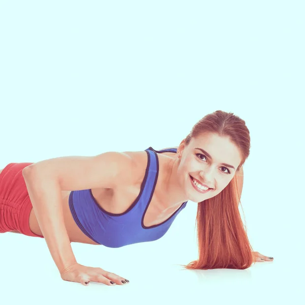 Sportvrouw doet push-ups — Stockfoto