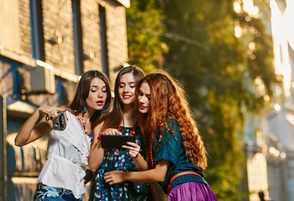 Mulheres bonitas com tablet — Fotografia de Stock