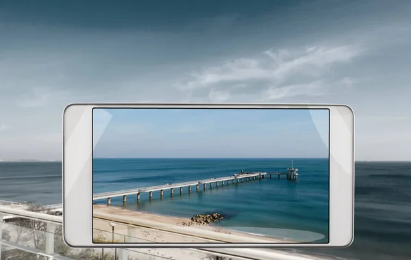 Burgas vista a la playa en la pantalla de teléfonos inteligentes — Foto de Stock