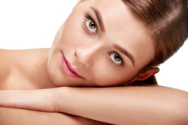 Temiz ciltli bir kadın.