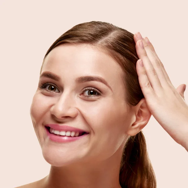 Frau berührt Haare — Stockfoto