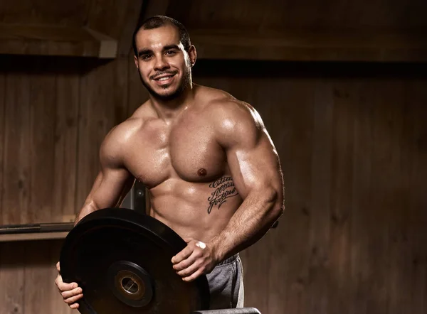 Bodybuilder with bumper plate — Stock Photo, Image
