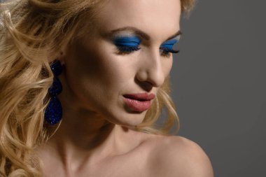 Sarışın, dokunaklı saçlar